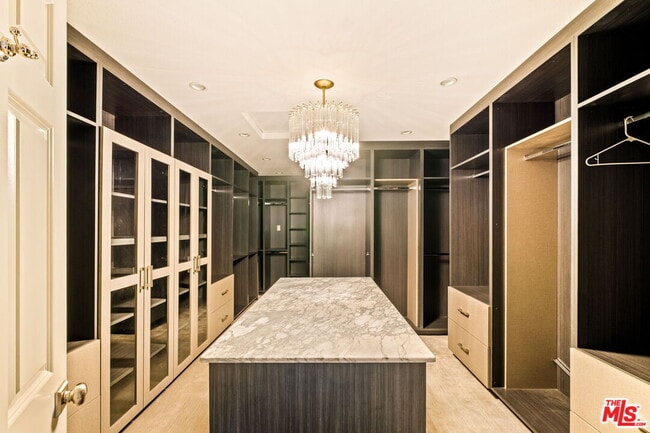 Building Photo - 1047 E Pomello Dr