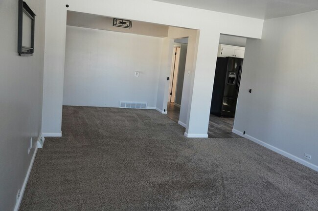 Building Photo - 1453 W Barnard Ave