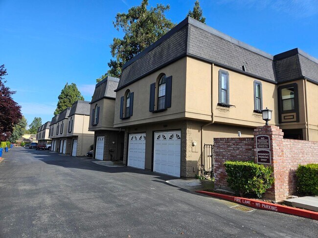 Building Photo - Superb Location for this Spacious 2 Bedroom 1.5 Bath Campbell Townhouse