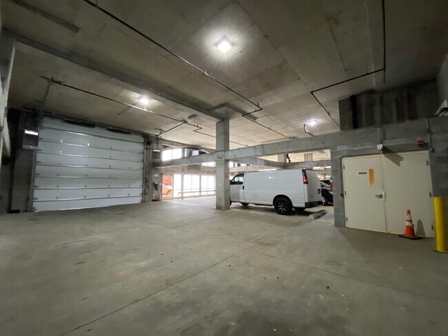 Building Photo - 933 W Van Buren St