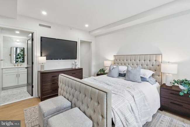 Building Photo - 135 S 19th St