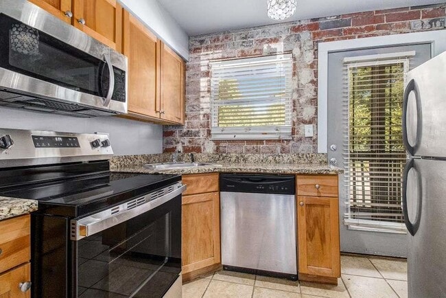 Building Photo - 561 Formwalt St SW