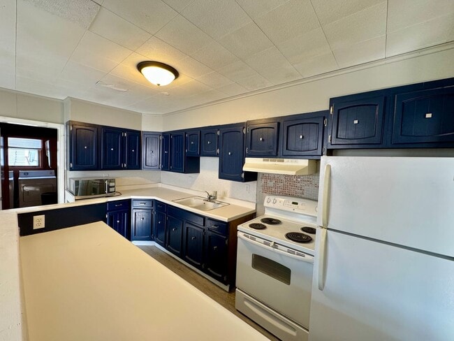 Building Photo - short term lease available