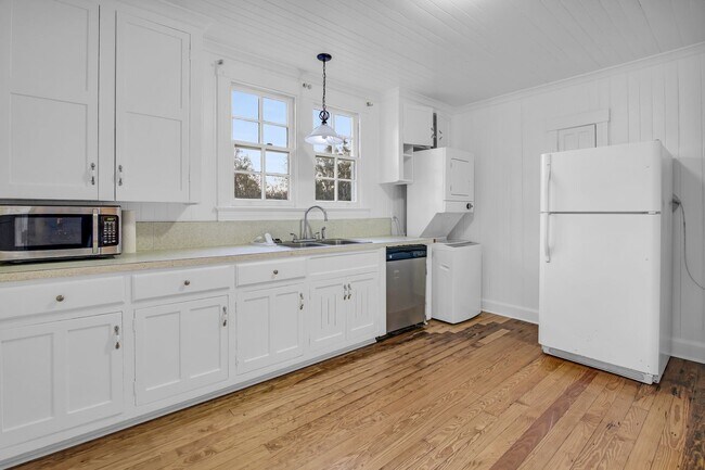 Building Photo - 2 Bedroom, 1 Bath home in Center of Richmond Hill - Richmond Hill close to Ft. Stewart and HAAF