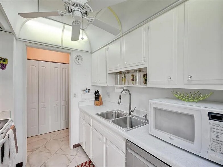 Building Photo - 2121 N Ocean Blvd