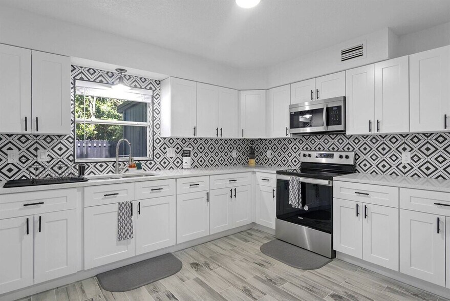 Building Photo - 620 S Lake Formosa Dr