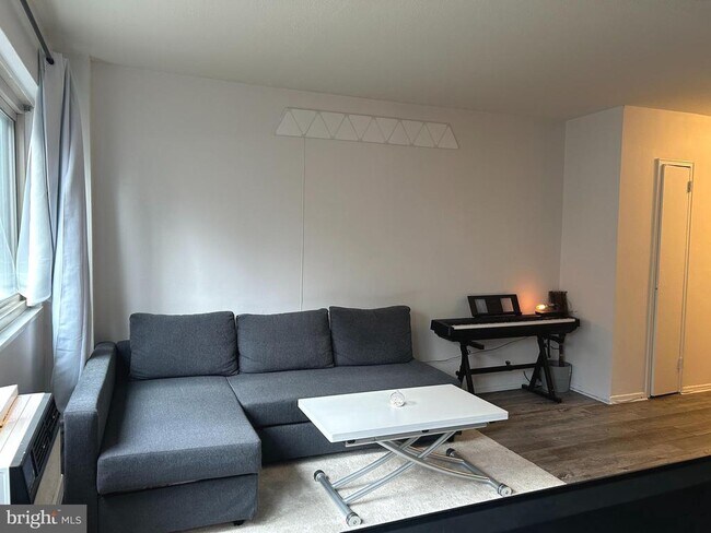 Building Photo - 2101 Chestnut St