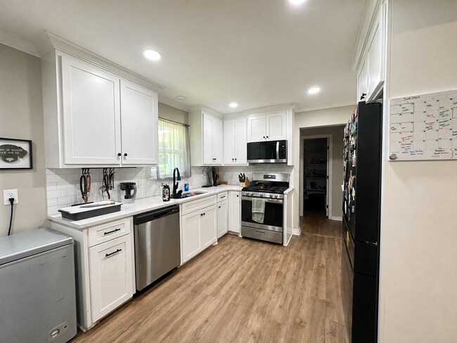 Building Photo - BEAUTIFUL CUSTOM HOME