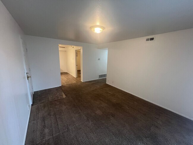 Building Photo - Spacious 2 bed/2 bath in Millcreek-**Move in Special-1/2 off first month**