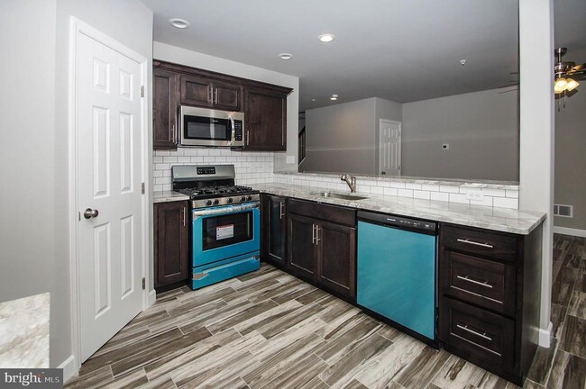 Building Photo - 515 Elm St