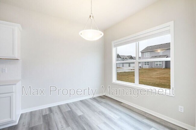Building Photo - 211 NE Whitetail Dr