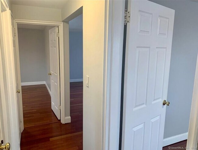 Building Photo - 1070 E Main St