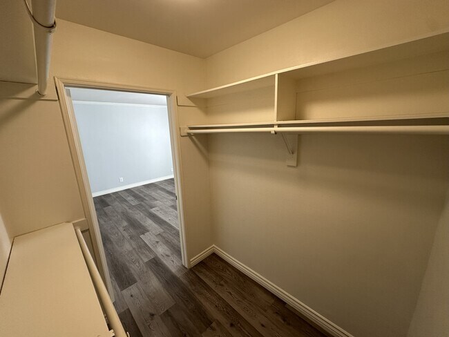 Building Photo - 9900 Jordan Ave