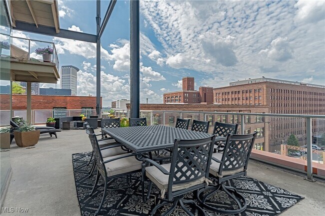 Building Photo - 701 W Lakeside Ave