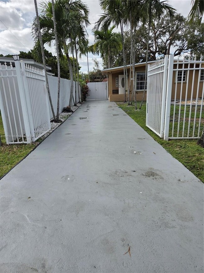 Building Photo - 340 SW 78th Ave