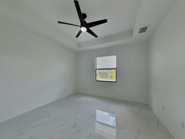 Building Photo - 2309 NE 39th St