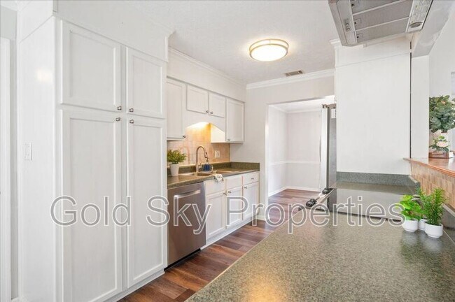 Building Photo - 210 Pine Grove Dr