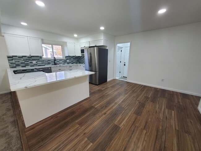 Building Photo - 3 Bedroom, 2 Bathroom Ranch, Updated Throughout, Granite, Stainless, 2 Beautiful Full Baths, Upda...