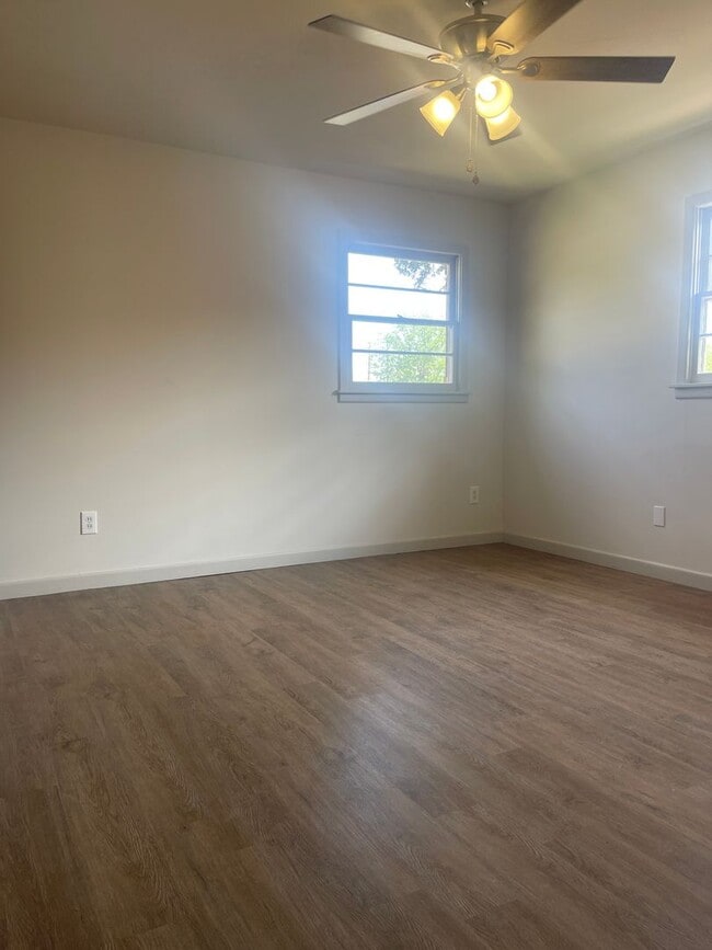 Building Photo - Pre-leasing for Fall! Adorable Remodeled House in Prime Location!