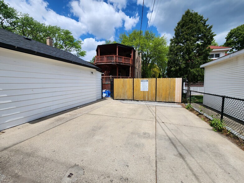 Building Photo - 5453 W Giddings St