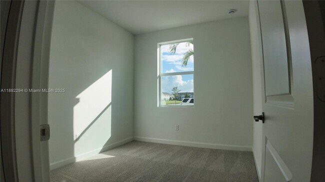 Building Photo - 830 SE grovebush Ln