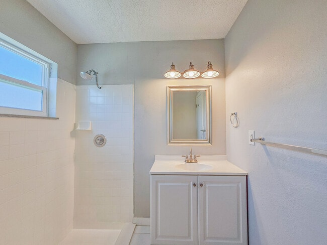 Building Photo - 608 Tangerine Dr