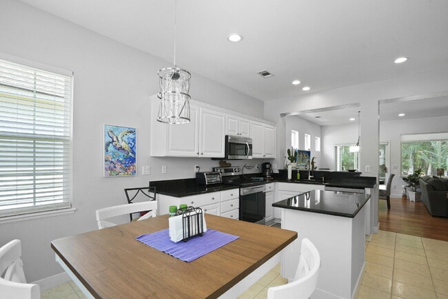 Building Photo - 211 Hampton Cir