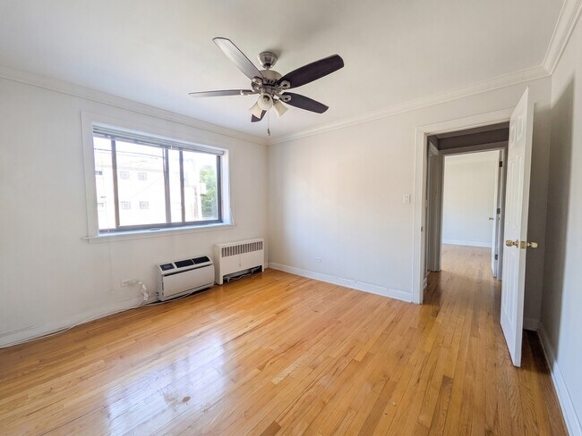 Building Photo - 2704 W Lunt Ave