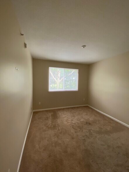 Middle bedroom - 9857 Baywinds Dr Apt 9112