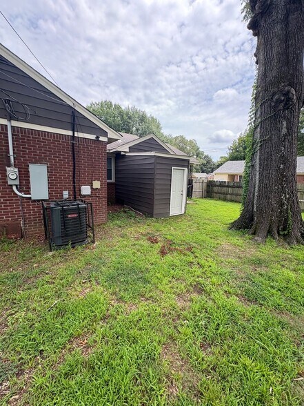 Building Photo - 1801 Myrna Ln