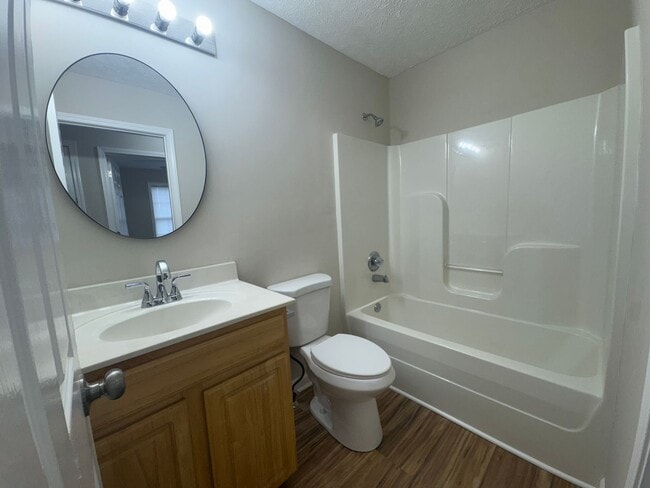 Building Photo - Newly Renovated 3BR 2BA home close to GM, ...