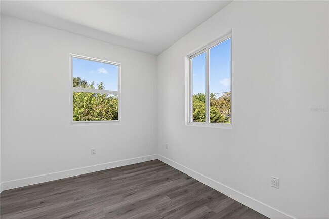 Building Photo - 511 Sweetwater Dr