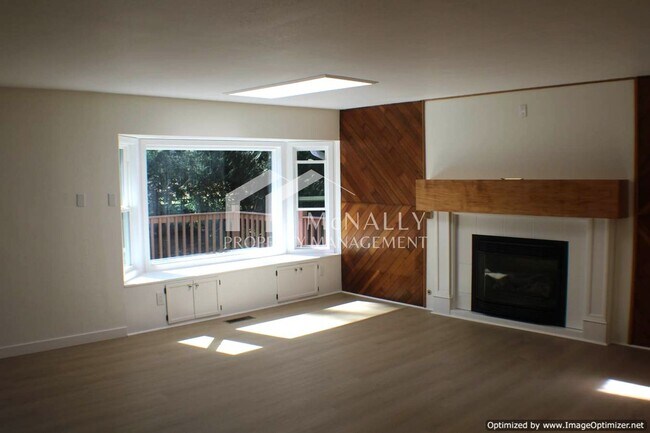 Building Photo - Newly Remodeled 3 bedroom home with Oversi...