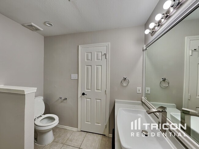 Building Photo - 221 Mesa View