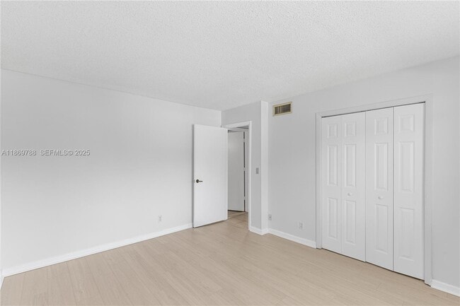 Building Photo - 301 Lakeview Dr