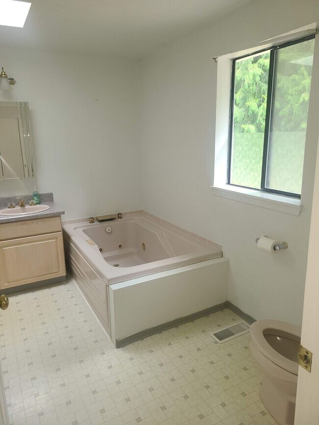 Building Photo - 5 Bedroom 3.5 Bathroom in Bothell (North C...