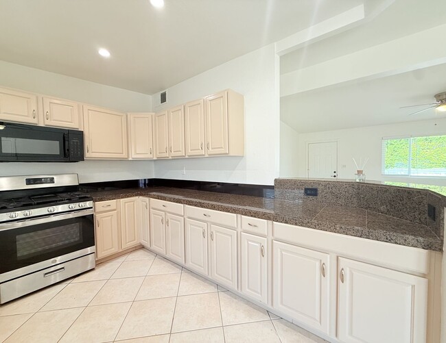 Building Photo - AVAILABLE NOW!! 3 BEDROOM 2 BATHROOM Home in Palm Desert!