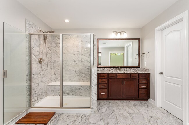 Building Photo - Gorgeous 5 Bedroom Home with First Floor I...