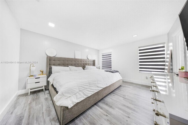 Building Photo - 1396 SW 180th Ave