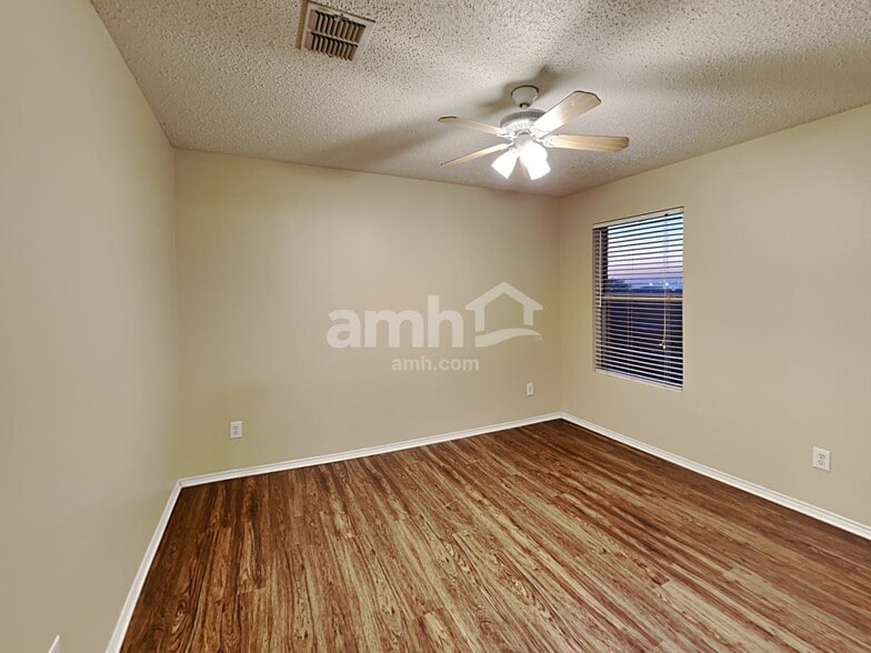 Building Photo - 1528 Englewood Dr