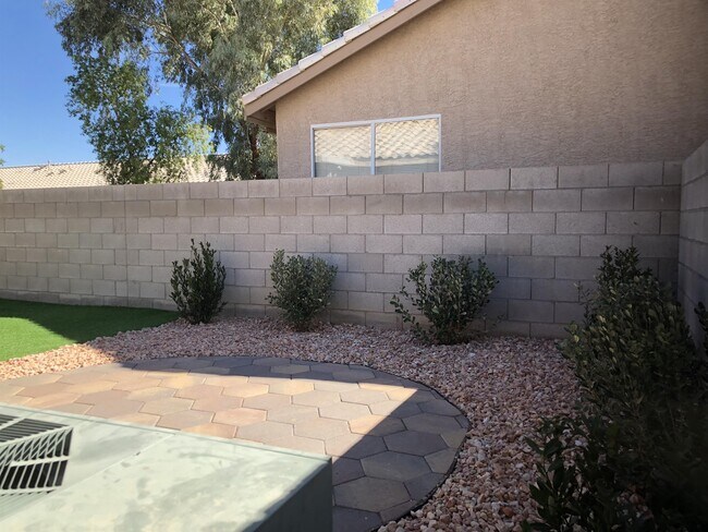 Building Photo - 198 Crown Imperial St