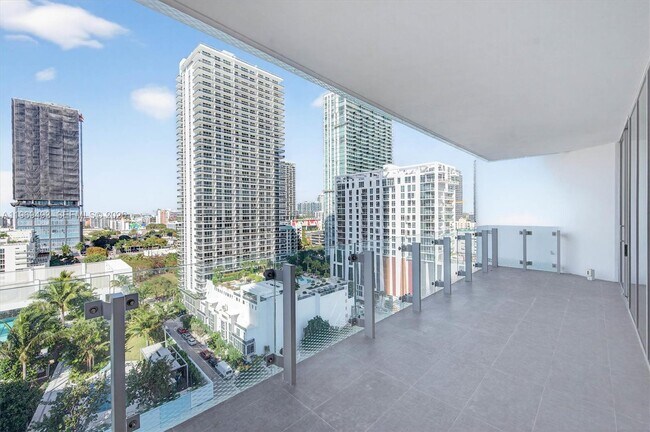 Building Photo - 700 NE 26th Terrace