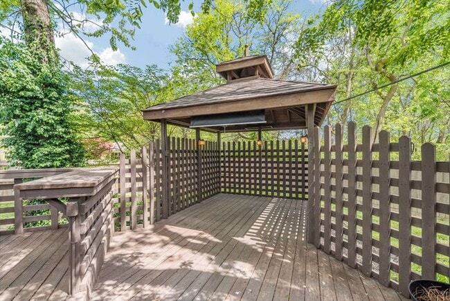 Building Photo - Fantastic 4 Bedroom Home In Great North Indy Location!