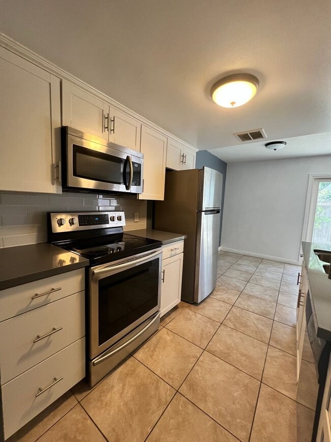 Building Photo - For Rent:  2BR/1.5BA Condo Near Fresno Sta...