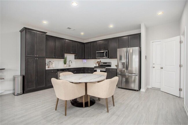 Building Photo - 1961 James Red Moore Blvd