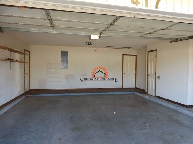 Building Photo - Spacious 4 bedroom 2 bath brick home