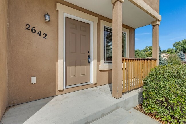 Building Photo - 3 Bedroom townhome