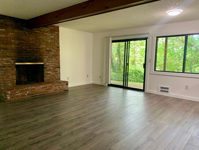 Building Photo - E1504