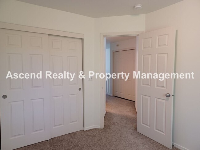 Building Photo - 3 Bed Townhome 1 Car Garage Backs to Green...