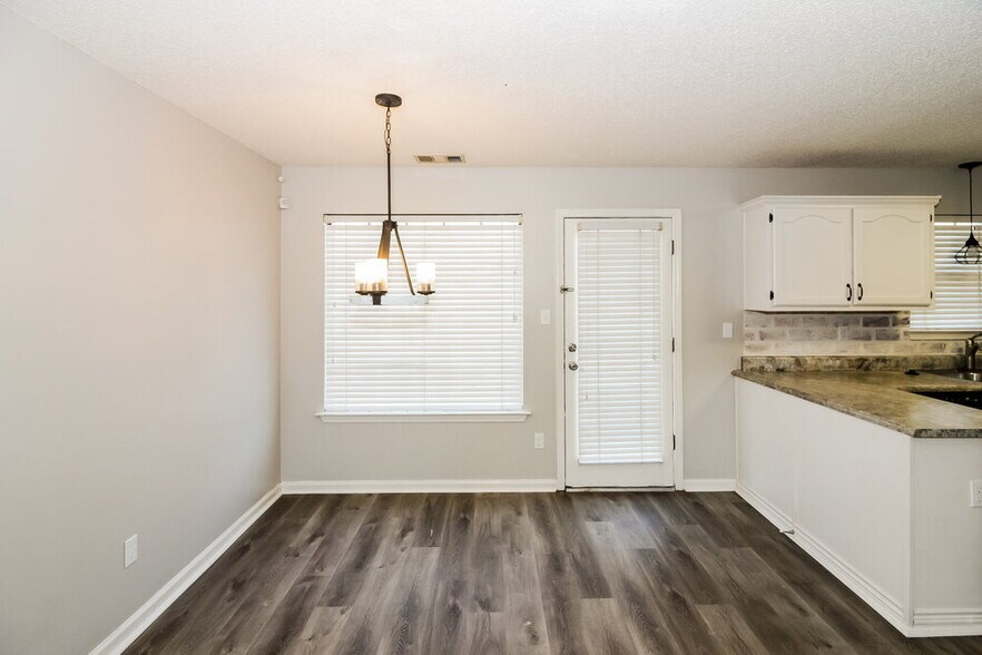 Building Photo - 5030 Baywood Dr